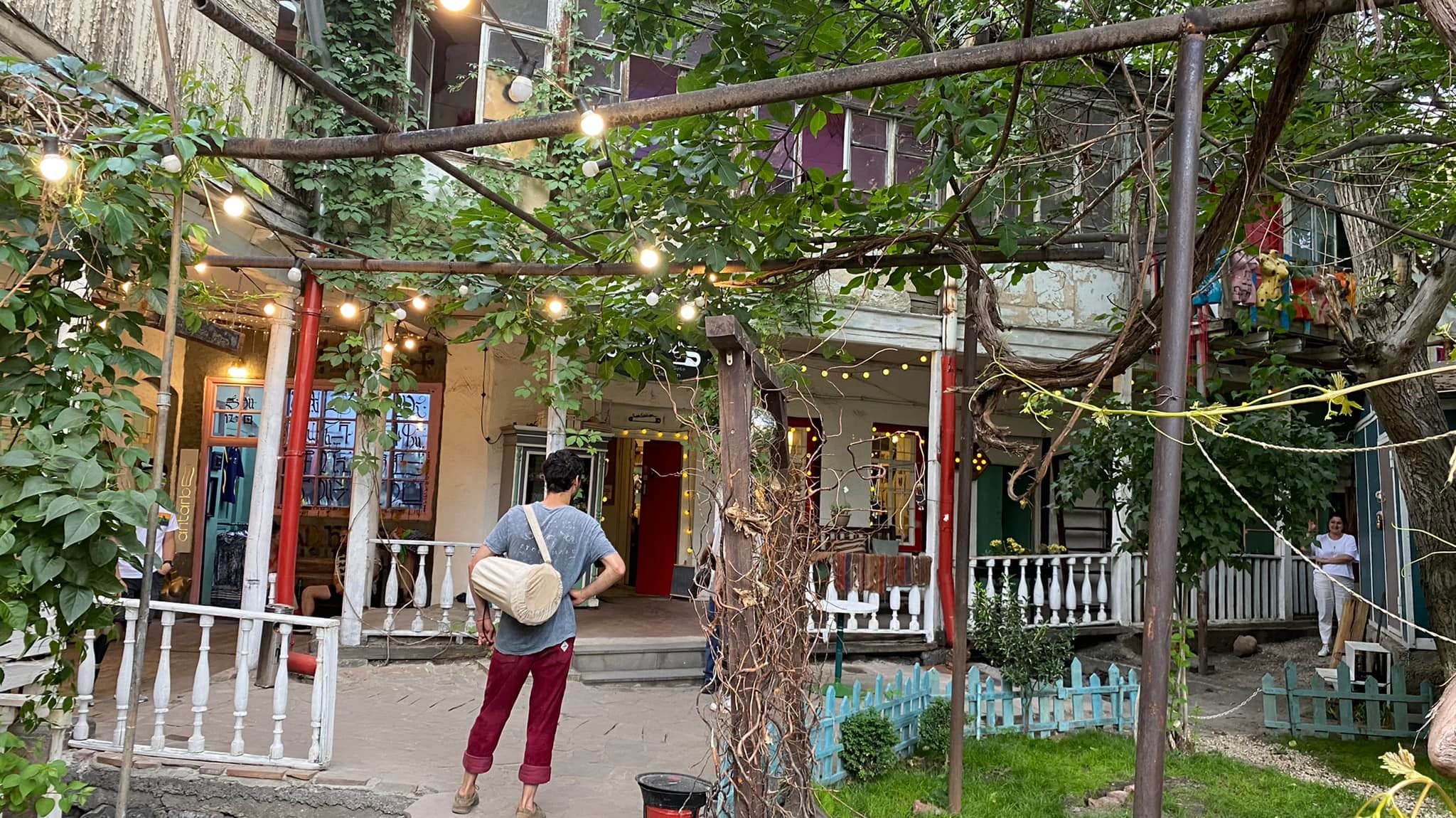 Ереван квартал. Кафе в Ереване. Ереван кварталы. Art квартал Ереван. Ереван необычные места.